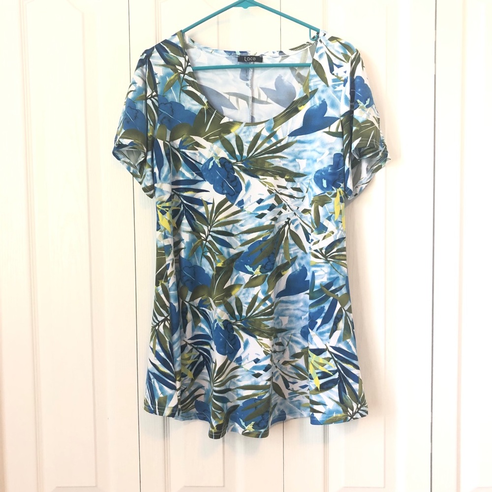 Multi color short sleeve tunic sz M